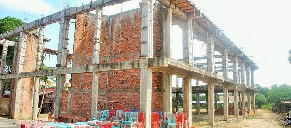 Bangunan Gereja HKBP Syaloom Aur Duri Kota Jambi yang terbengkalai sejak Desember 2012 karena disegel Pemerintah Kota Jambi