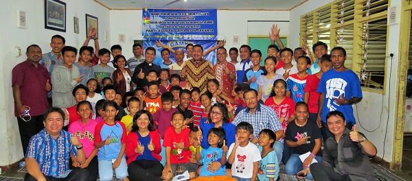 Pengurus DPP GAMKI berfoto bersama dengan Anak-Anak Panti Asuhan Griya Asih - Copy