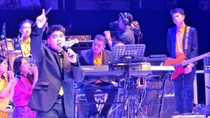 Garren Lumoindong Memimpin Puji-Pujian Malam Natal