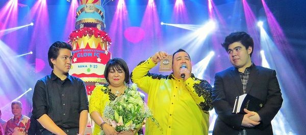 Pdt Gilbert Lumoindong beserta istri didampingi kedua anaknya meluncurkan Buku berjudul The Wisdom Book