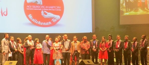 pemberian-penghargaan-kepada-mantan-bupati-humbahas-maddin-sihombing-dalam-konser-aek-sibundong-in-harmony
