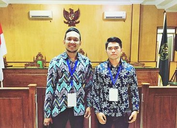 FX Denny S Aliandu SH (Kiri) dan Deka Saputra Saragih SH (kanan) berfoto usai Sidang (27-02-2017) (1)