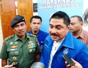 Dari Kanan: Ketum DPP GAMKI Michael Wattimena, Ketua Panitia Togar Napitu dan Asisten Teritorial Panglima TNI Mayjen NG Sugiartha