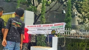 Anak-anak Ikut serta berdemonstrasi di depan Gereja GBKP Bandung Timur (Foto Istimewa)