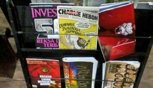 Media "Charlie Heboh" terpampang di salah satu rak toko buku