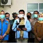 Menteri Kominfo Johnny G. Plate (tengah) bersama Walikota Tangerang Selatan Airin Rachmi Diany saat memberikan keterangan untuk pekerja media mengenai Uji Coba Satu Data Vaksinasi di Puskesmas Jurangmangu, Kec. Pondok Aren, Tangerang Selatan, Selasa (12/01/2021)