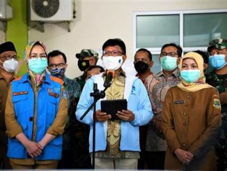 Menteri Kominfo Johnny G. Plate (tengah) bersama Walikota Tangerang Selatan Airin Rachmi Diany saat memberikan keterangan untuk pekerja media mengenai Uji Coba Satu Data Vaksinasi di Puskesmas Jurangmangu, Kec. Pondok Aren, Tangerang Selatan, Selasa (12/01/2021)