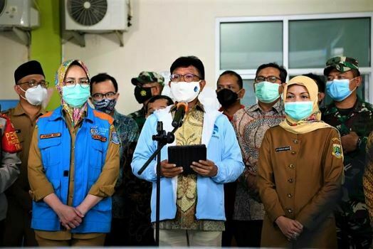 Menteri Kominfo Johnny G. Plate (tengah) bersama Walikota Tangerang Selatan Airin Rachmi Diany saat memberikan keterangan untuk pekerja media mengenai Uji Coba Satu Data Vaksinasi di Puskesmas Jurangmangu, Kec. Pondok Aren, Tangerang Selatan, Selasa (12/01/2021)