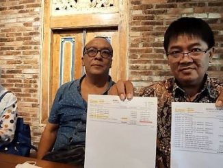 Nasabah korban menunjukkan rekening koran dari simpanan mereka yang raib di Yogyakarta, Rabu (03/11/2021). [Foto: Putu Ayu Palupi/suarajogya.id]