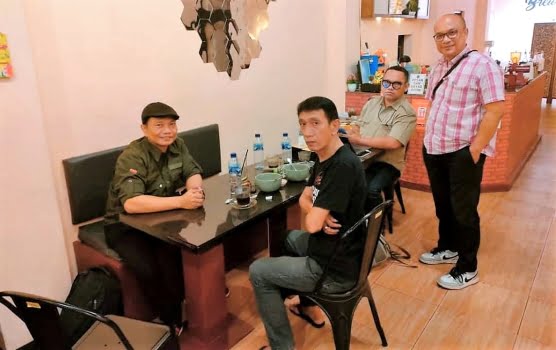 Panitia Munas Ke-7 PERWAMKI berpose seusai rapat Perkumpulan wartawan media kristiani indonesia
