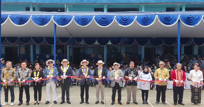 Pengguntingan Pita peresmian gedung sekolah ananda kt&g welfare foundation dan Happy People