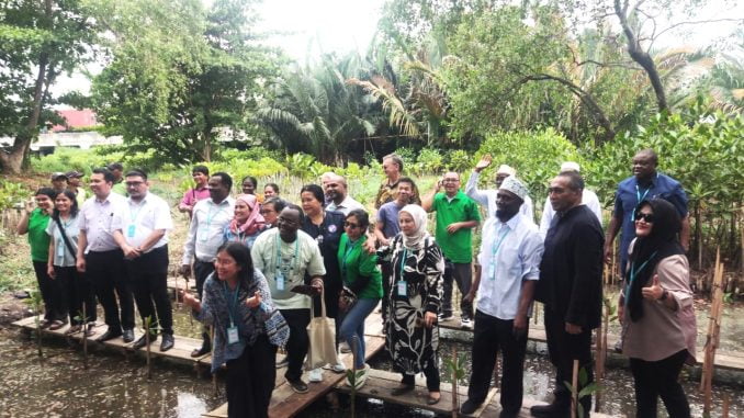 “The 3rd International Interfaith Conference” didampingi Sekum PGI Pdt Jacky Manuputty, melakukan penanaman pohon mangrove di Taman Mangrove, Pantai Indah Kapuk (PIK), Jakarta, Kamis (23/11/2023). uem dan pgi tanam pohon mangrove