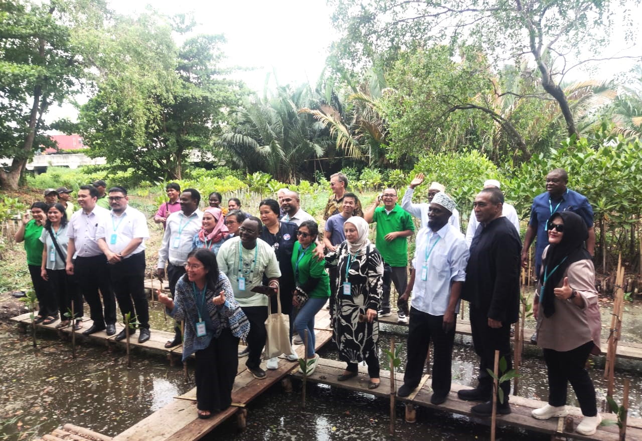 uem dan pgi tanam pohon mangrove