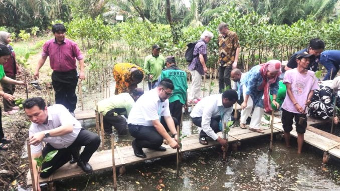 Foto bersama panitia dan para peserta “The 3rd International Peace Conference”, yang diinisiasi oleh United Evangelical Mission (UEM) bersama Persekutuan Gereja-Gereja di Indonesia (PGI), usai penanaman pohon mangrove di Taman Mangrove, Pantai Indah Kapuk (PIK), Jakarta, Kamis (23/11/2023).