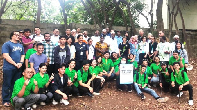 Foto bersama panitia dan para peserta “The 3rd International Peace Conference”, yang diinisiasi oleh United Evangelical Mission (UEM) bersama Persekutuan Gereja-Gereja di Indonesia (PGI), usai penanaman pohon mangrove di Taman Mangrove, Pantai Indah Kapuk (PIK), Jakarta, Kamis (23/11/2023).