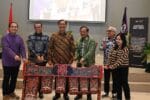 Rektor STFT Jakarta Pdt Prof Binsar Pakpahan dan tokoh lainnya memukul alat musik taganing secara simbolis sebagai tanda dibukanya Sekolah Kaderisasi Profesional Muda Gereja di Aula STFT Jakarta.