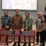 Rektor STFT Jakarta Pdt Prof Binsar Pakpahan dan tokoh lainnya memukul alat musik taganing secara simbolis sebagai tanda dibukanya Sekolah Kaderisasi Profesional Muda Gereja di Aula STFT Jakarta.