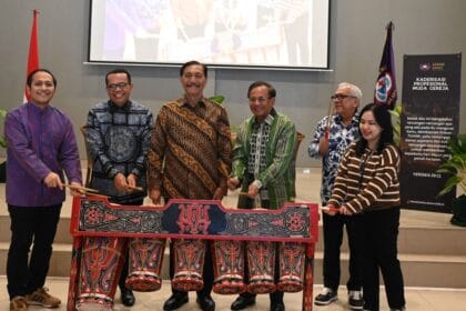 Rektor STFT Jakarta Pdt Prof Binsar Pakpahan dan tokoh lainnya memukul alat musik taganing secara simbolis sebagai tanda dibukanya Sekolah Kaderisasi Profesional Muda Gereja di Aula STFT Jakarta.