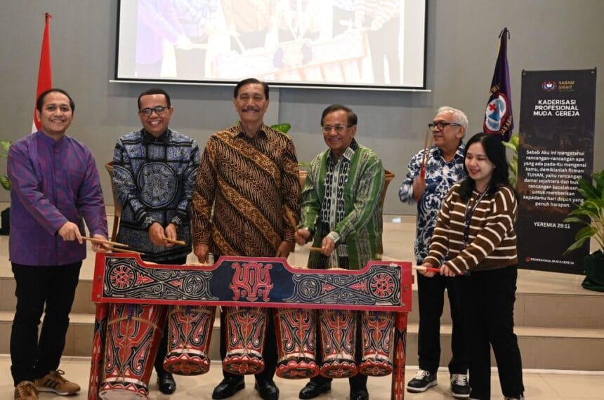Rektor STFT Jakarta Pdt Prof Binsar Pakpahan dan tokoh lainnya memukul alat musik taganing secara simbolis sebagai tanda dibukanya Sekolah Kaderisasi Profesional Muda Gereja di Aula STFT Jakarta.