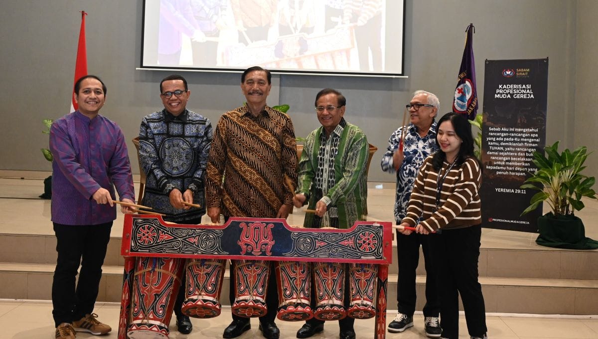 Rektor STFT Jakarta Pdt Prof Binsar Pakpahan dan tokoh lainnya memukul alat musik taganing secara simbolis sebagai tanda dibukanya Sekolah Kaderisasi Profesional Muda Gereja di Aula STFT Jakarta.
